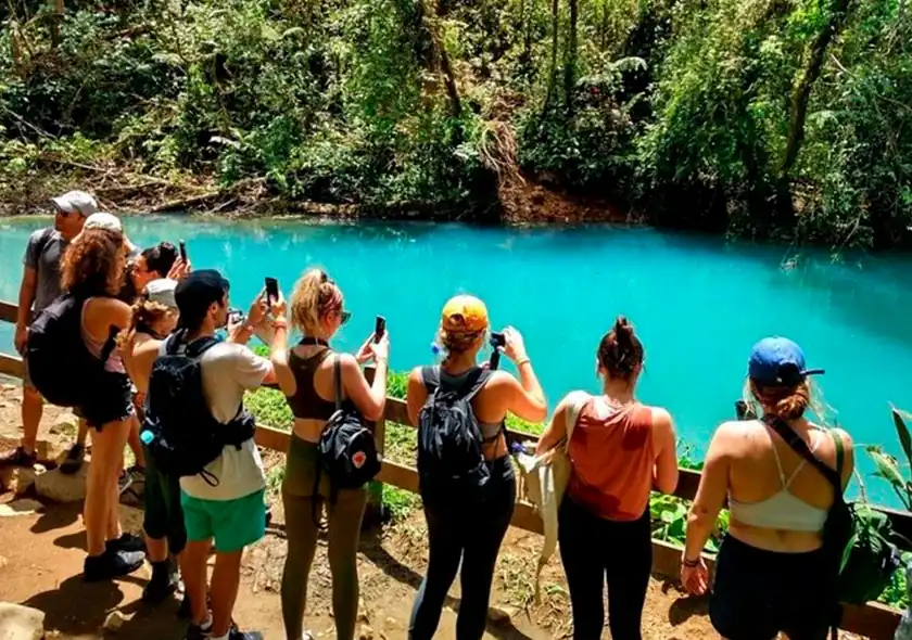 Rio celeste con escurcionistas tomando fotos