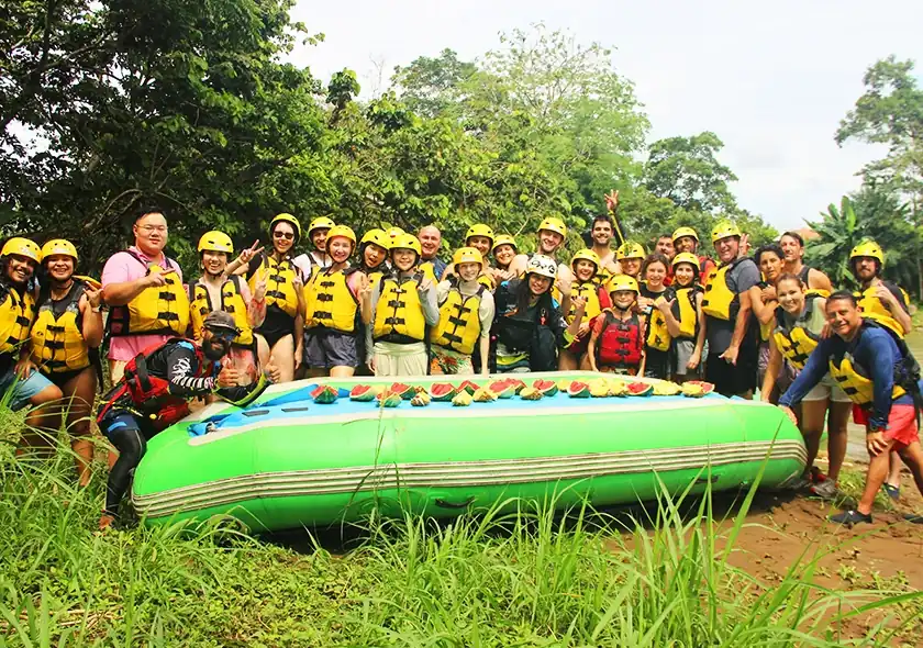 Toristas con balsa en rio del volcan arenal