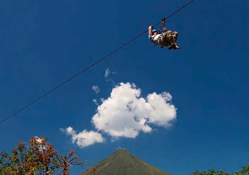 Turista canopy en volcan arenal